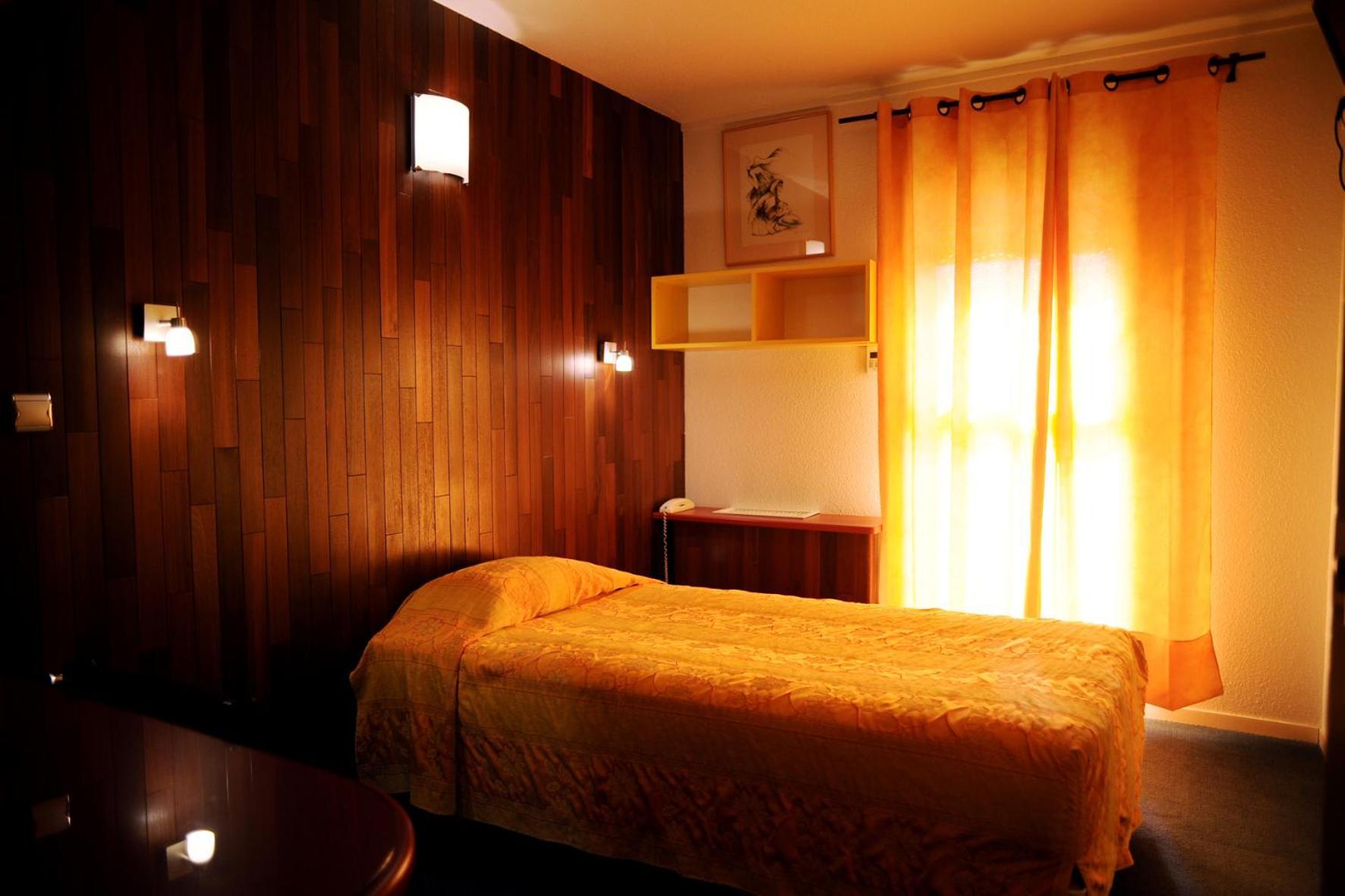 Logis Hotel Horus Restaurant Les Bruyeres Toulenne Bagian luar foto