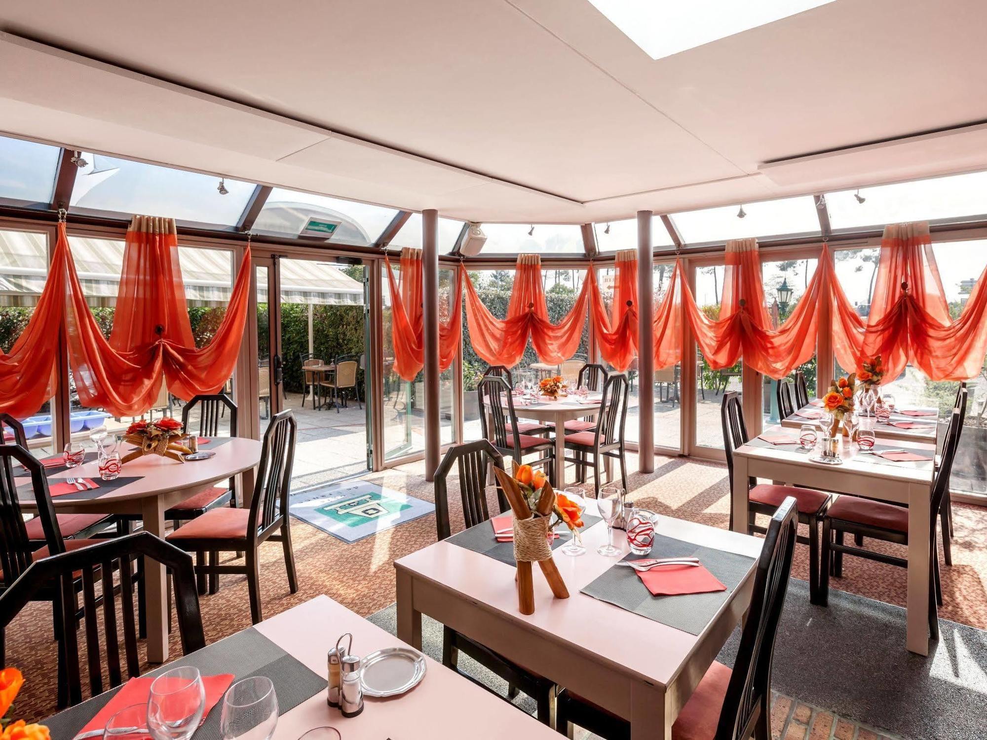 Logis Hotel Horus Restaurant Les Bruyeres Toulenne Bagian luar foto