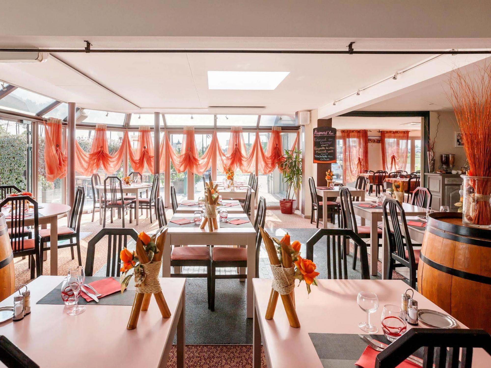 Logis Hotel Horus Restaurant Les Bruyeres Toulenne Bagian luar foto